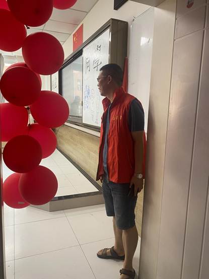 说明: 赖德东书记关心学生报到