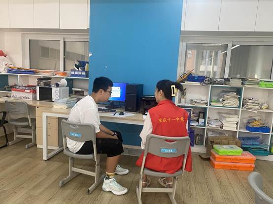 说明: 谭宝莲同志和学生亲切谈心