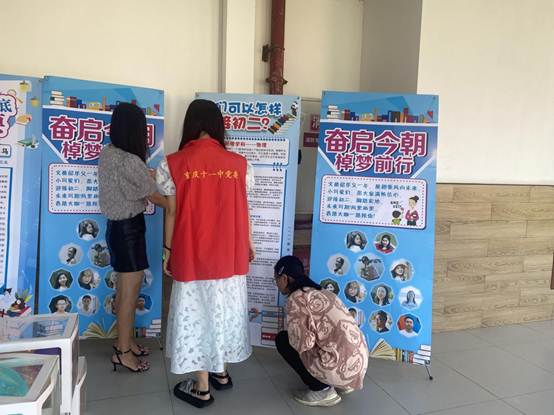 说明: 寿珺玉同志检查年级宣传展板